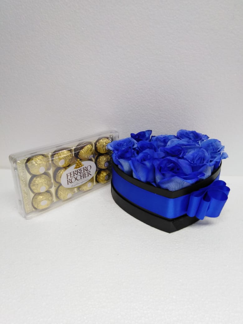 12 Rosas Azules en Caja Corazn mas Ferrero Rocher 150 Grs 